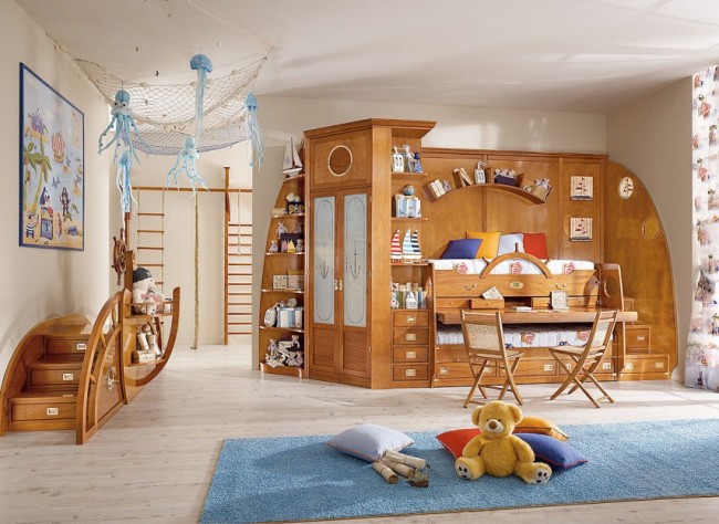 Armoire et mur en bois massif dans une chambre d'enfant bleu neutre