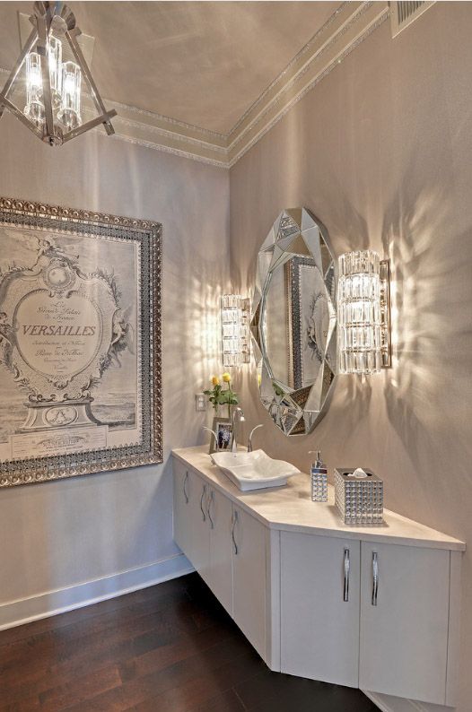 Miroir biseauté en forme de losange dans une salle de bain de luxe