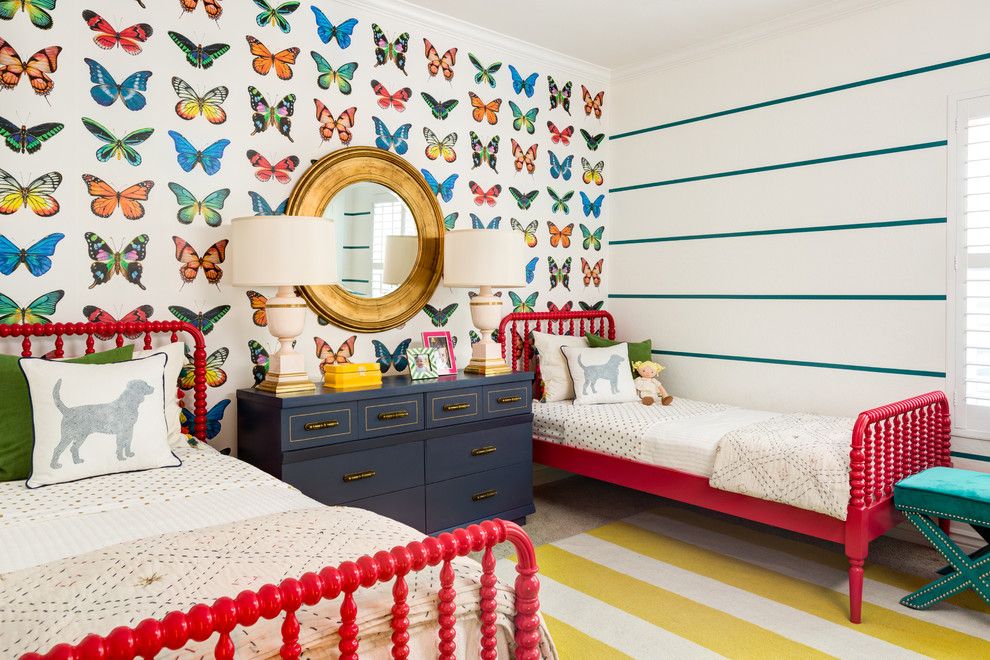 Photo 1 - Des papillons lumineux sur le mur de la chambre des enfants créent une ambiance ludique