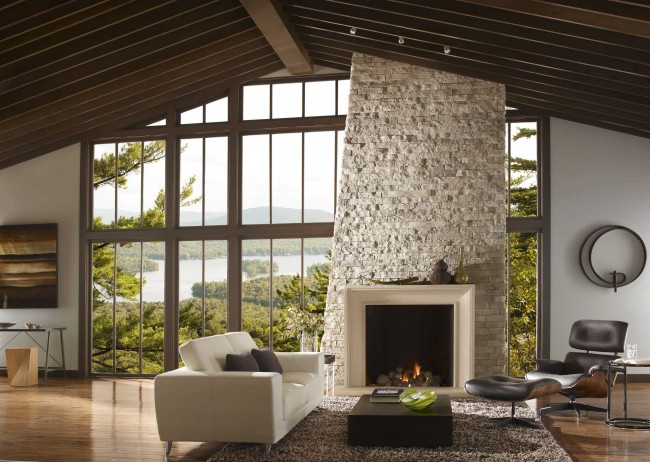 Le quartzite blanc ou le grès est très rafraîchissant pour l'intérieur du salon.  Ce revêtement convient mieux aux murs porteurs et au-dessus des cheminées.