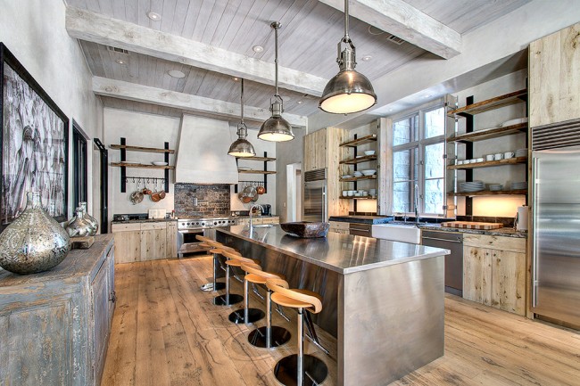 Design moderne du plafond dans la cuisine : nous utilisons du bois naturel