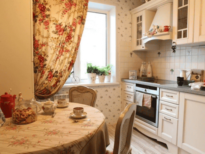 rideaux dans la cuisine dans le style provençal