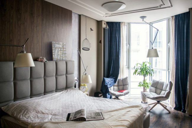 Rideaux classiques bleu marine et rideaux clairs dans une chambre scandinave moderne