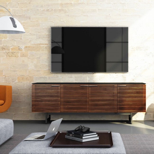 Malgré le fait que de nombreux modèles de téléviseurs modernes sont montés au mur, car ils sont très minces, les supports de télévision restent toujours demandés.