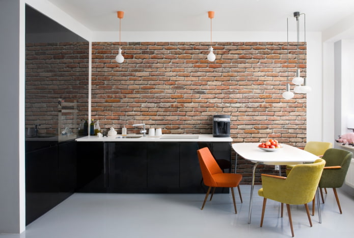 mur de briques d'accent à l'intérieur de la cuisine