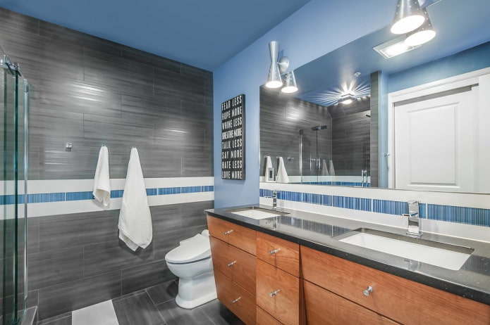 intérieur de la salle de bain dans les tons gris-bleu