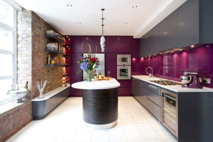 conception de cuisine dans les tons noir et violet