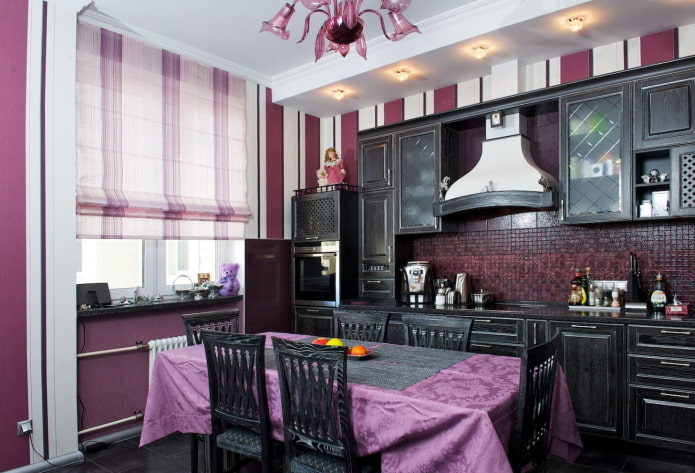 rideaux à l'intérieur de la cuisine dans des tons violets