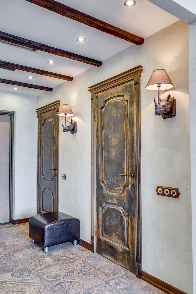 portes vieillies dans un intérieur de style loft