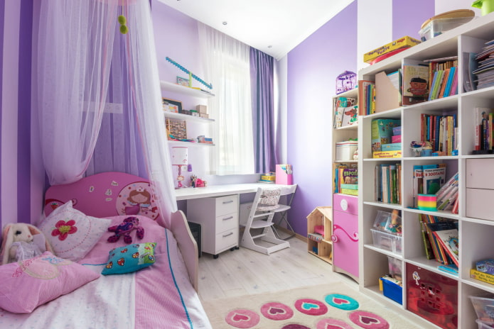 Chambre d'enfant dans les tons violet et rose