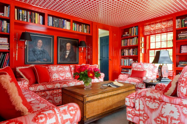 Bibliothèque séparée de 18 m².  m avec un choix audacieux de rouge vif comme couleur principale pour les murs, les plafonds et les meubles
