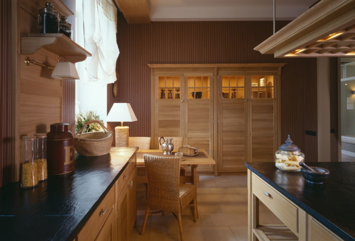 meubles et appareils électroménagers à l'intérieur de la cuisine dans des tons marron