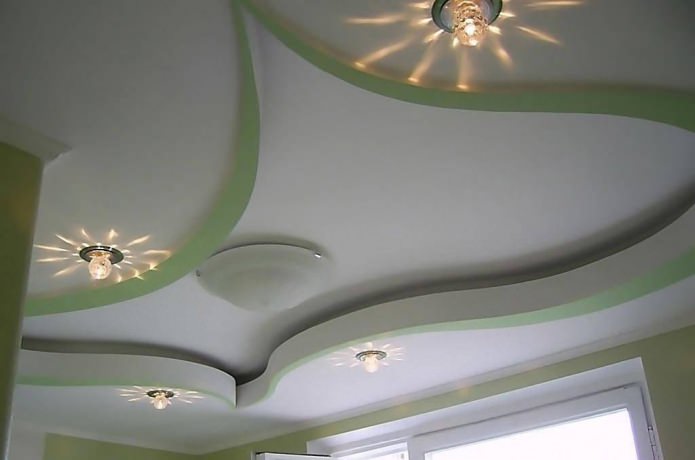 Conception de plafond en plaques de plâtre dans la cuisine