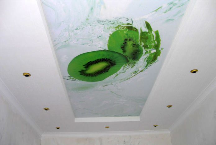 Plafond duplex en plaques de plâtre dans la cuisine