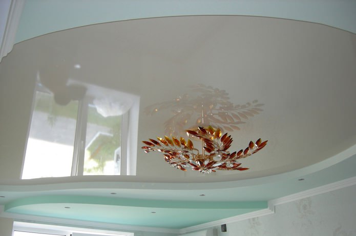 Plafond en plaques de plâtre à plusieurs niveaux dans la cuisine