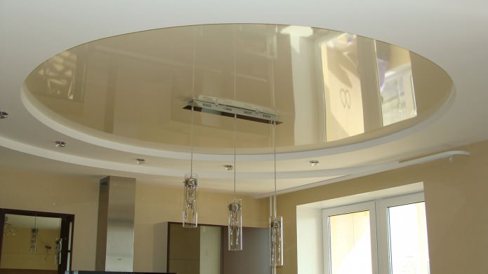 Plafond en plaques de plâtre à plusieurs niveaux dans la cuisine