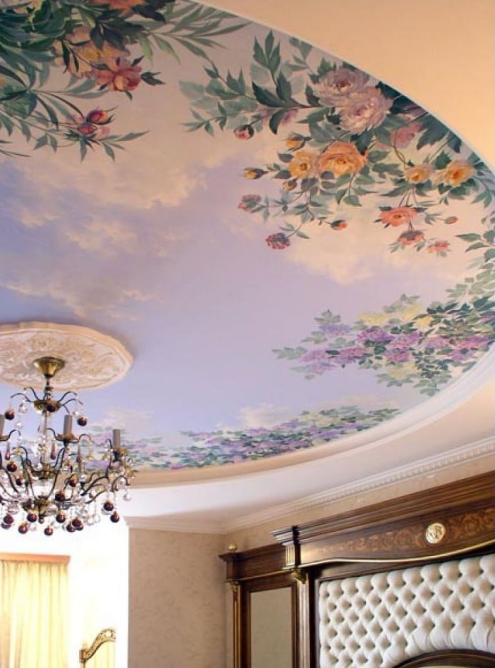 intérieur avec papier peint au plafond pour une fresque