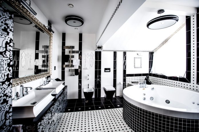 salle de bain dans le grenier en noir et blanc