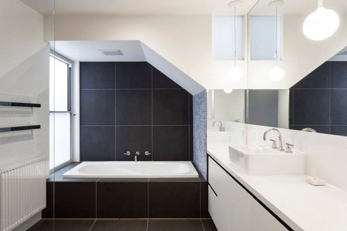salle de bain noir et blanc avec niche