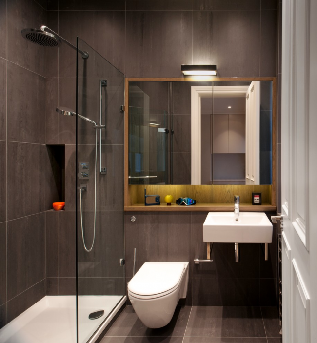 La salle de bain combinée est parfaite pour un petit appartement