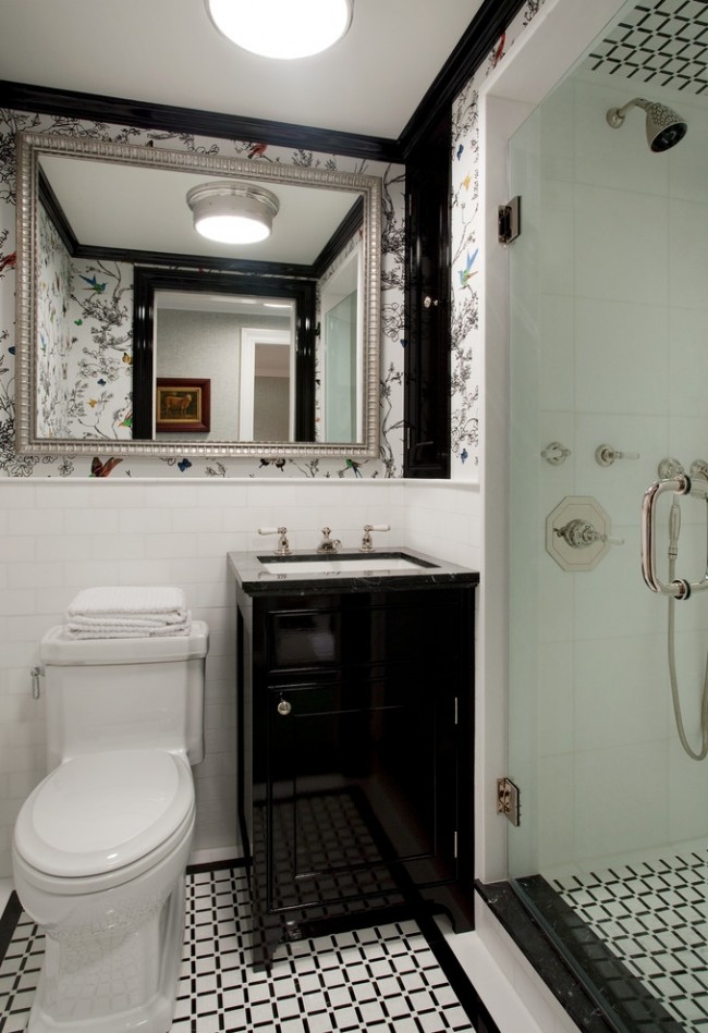 Un grand miroir dans un cadre fin décorera une salle de bain classique avec douche