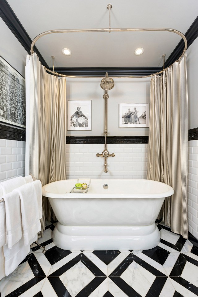 Carrelage noir et blanc au sol dans une petite salle de bain décorée dans un style art déco