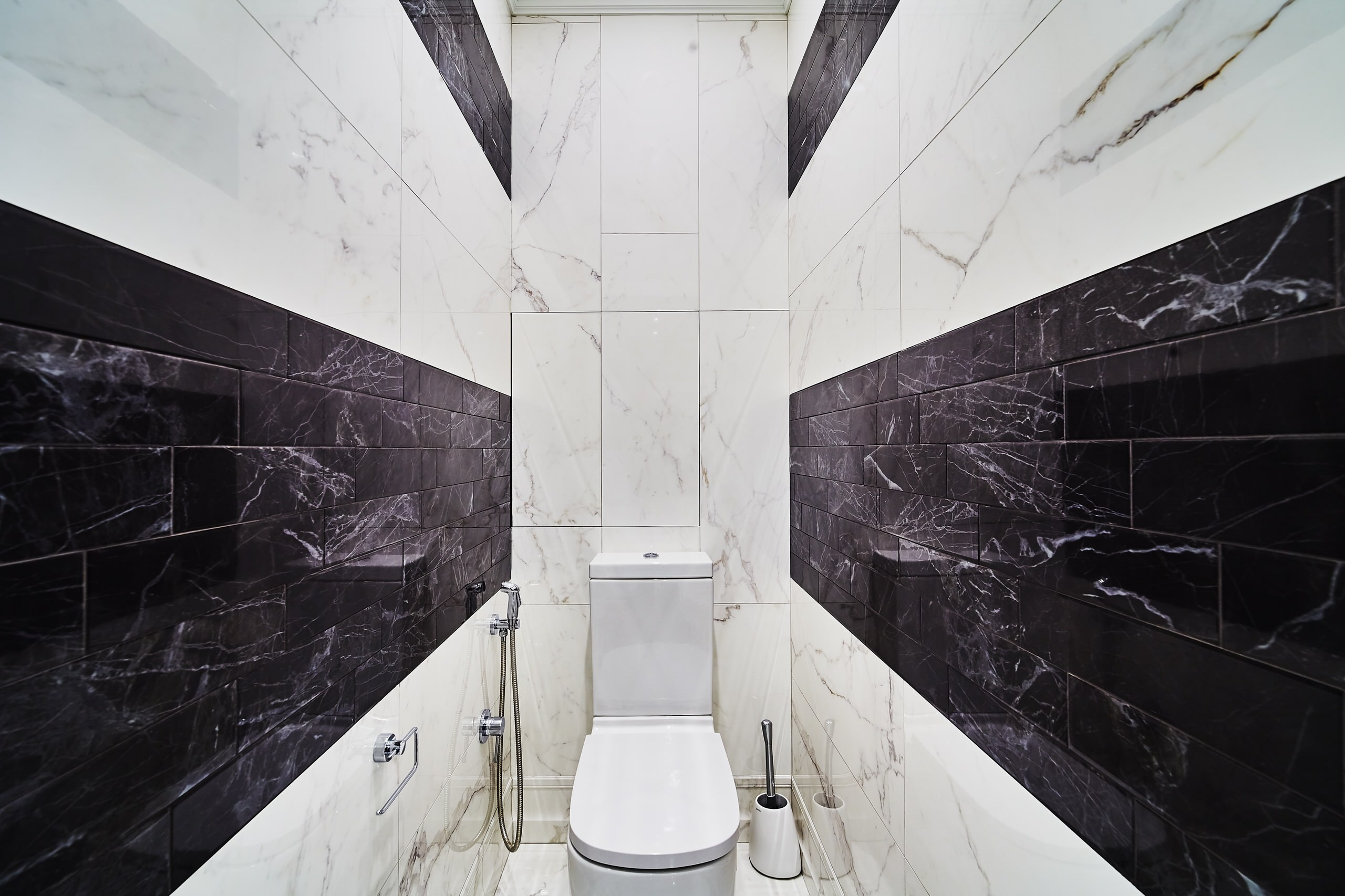 Intérieur noir et blanc d'une salle d'hygiène compacte