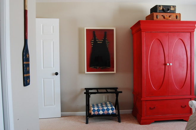 Si vous souhaitez ajouter un accent à votre chambre - utilisez du rouge, par exemple dans la décoration du chiffonnier