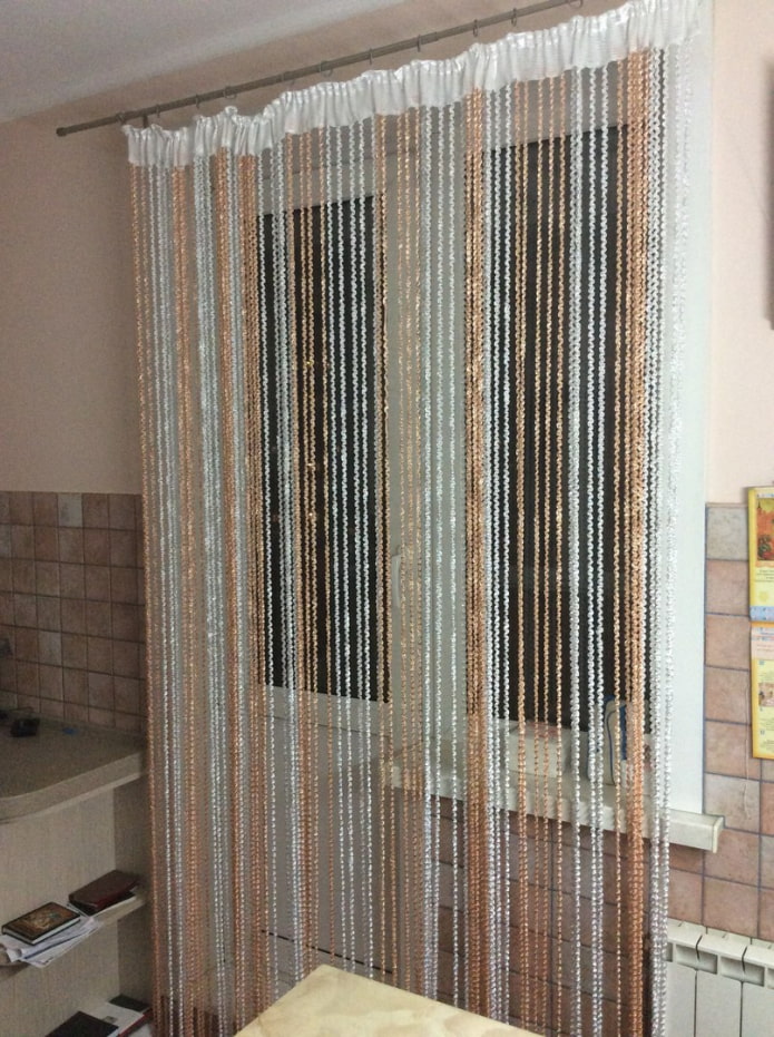 conception de rideaux de filaments à l'intérieur de la cuisine