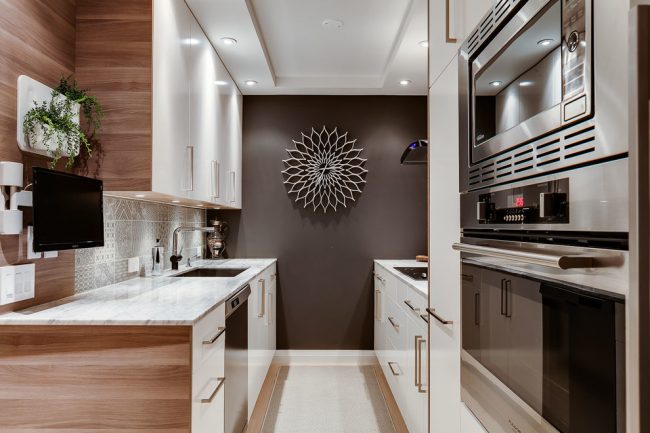  Un plafonnier ordinaire crée des ombres et un éclairage ponctuel dans une petite cuisine vous aidera à agrandir visuellement l'espace tout en rendant l'éclairage de la cuisine uniforme et diffus.