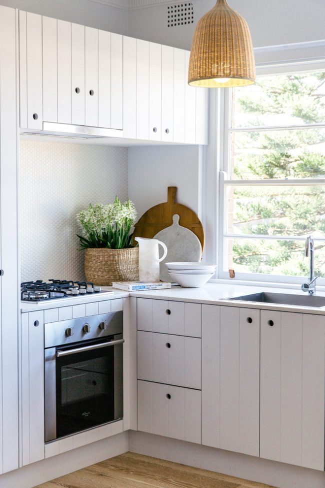 Une excellente solution de conception pour les propriétaires d'une petite cuisine sera l'utilisation maximale du blanc, une telle palette de couleurs aidera non seulement à augmenter visuellement l'espace, mais donnera également à l'intérieur un aspect plus aristocratique