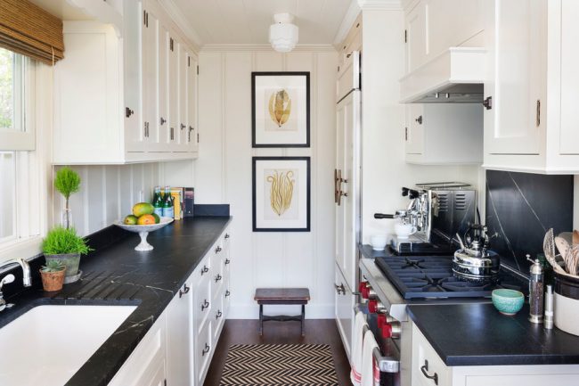Une solution de design élégante et moderne sera la combinaison de couleurs d'une cuisine blanche avec un comptoir noir.