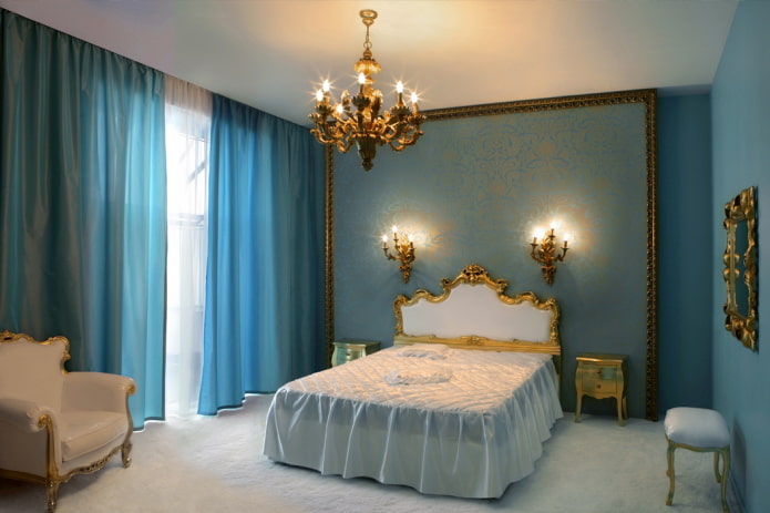 intérieur de la chambre aux tons or et bleu