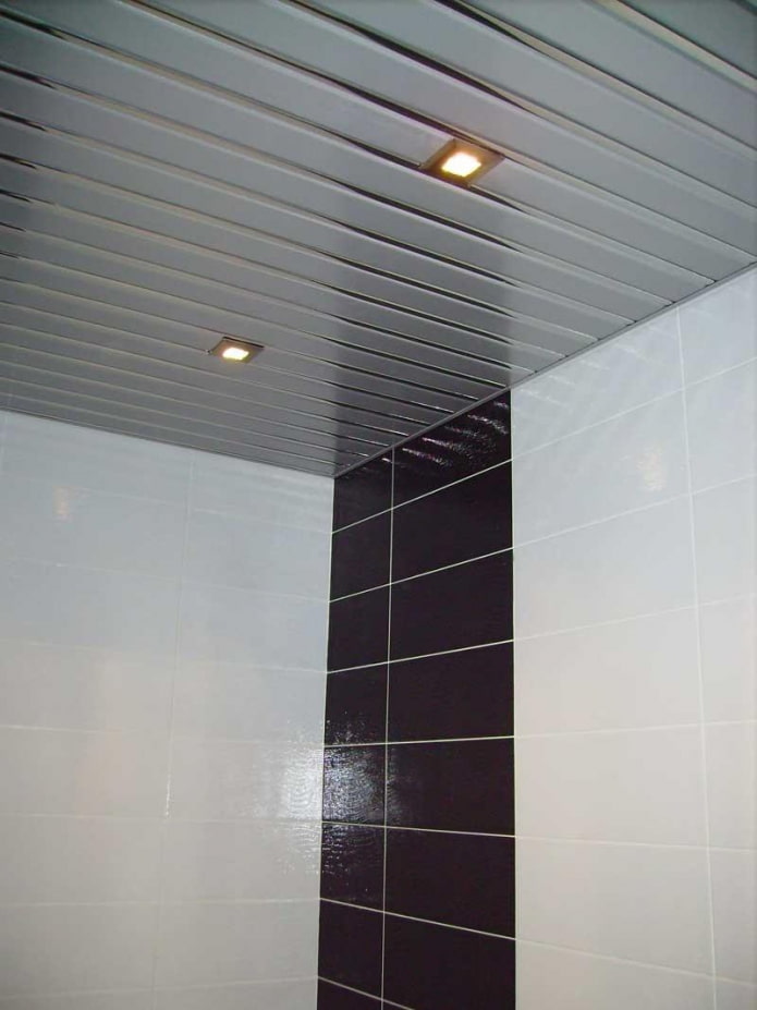 structure suspendue en rack dans la salle de bain