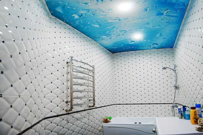 plafond avec une image d'eau dans la salle de bain
