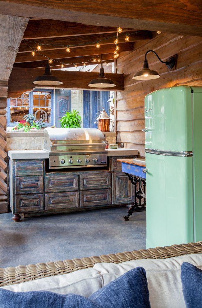 La cuisine-studio aux motifs vintage est parfaitement complétée par un réfrigérateur coloré dans une teinte menthe pastel