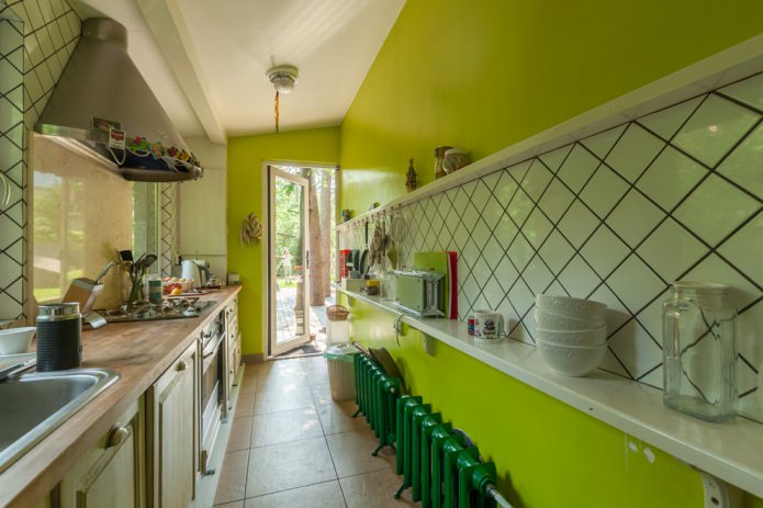 mur vert clair dans la cuisine