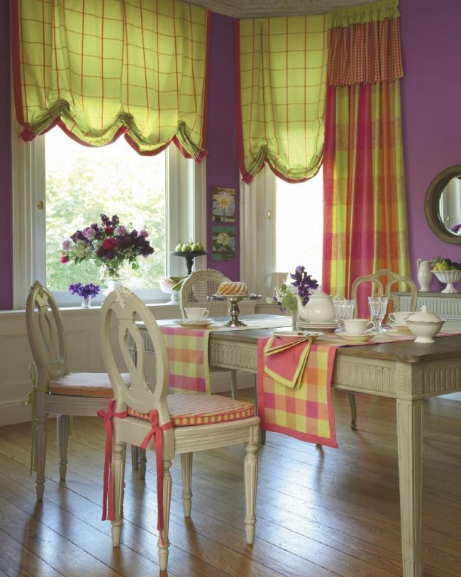 Ambiance de salle à manger raffinée et luxueuse avec rideaux anglais