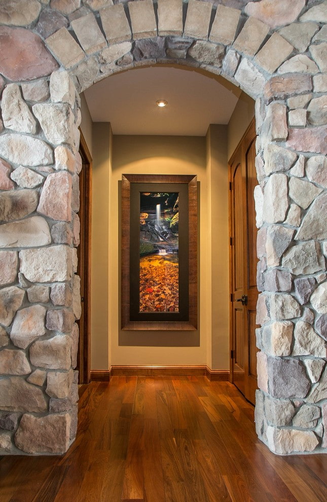 arc avec pierre décorative à l'intérieur du couloir