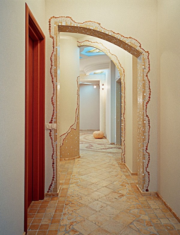 arc avec des mosaïques à l'intérieur du couloir