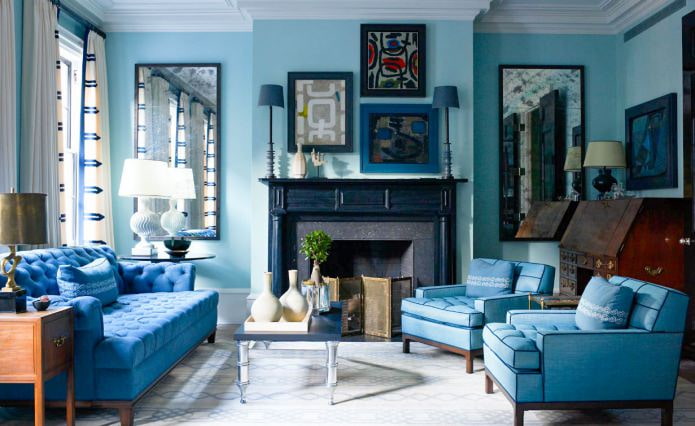 Intérieur de salon bleu-bleu avec cheminée