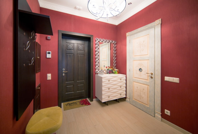 portes de couleur wengé combinées avec des meubles à l'intérieur