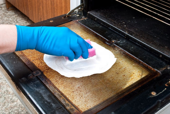 Plus efficacement, la surface du four nettoiera la bouillie : ajoutez un peu d'eau au tas de bicarbonate de soude