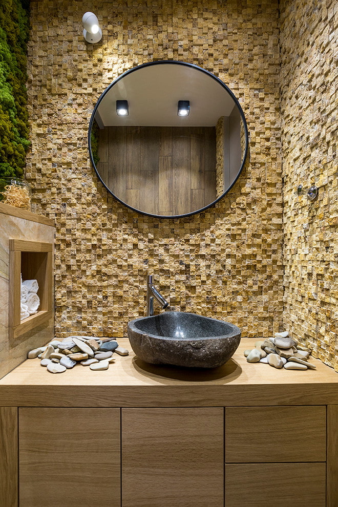 carreaux de mosaïque en pierre dans la salle de bain