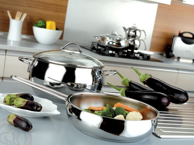 Vous pouvez cuisiner dans des casseroles à fond ferromagnétique sur n'importe quelle plaque de cuisson