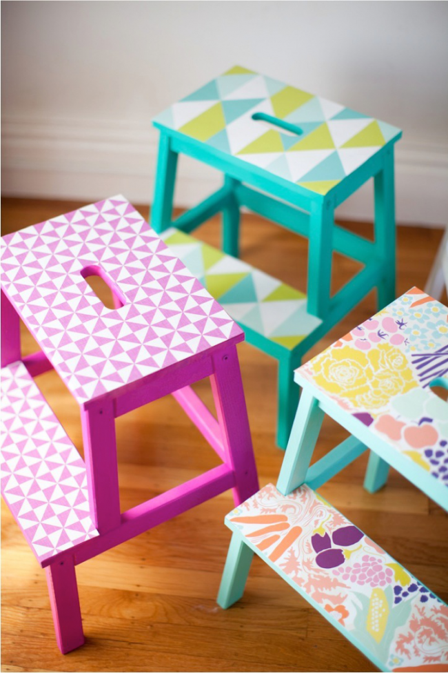 Même les chaises pour enfants les plus ordinaires peuvent devenir un meuble exclusif et inhabituel.