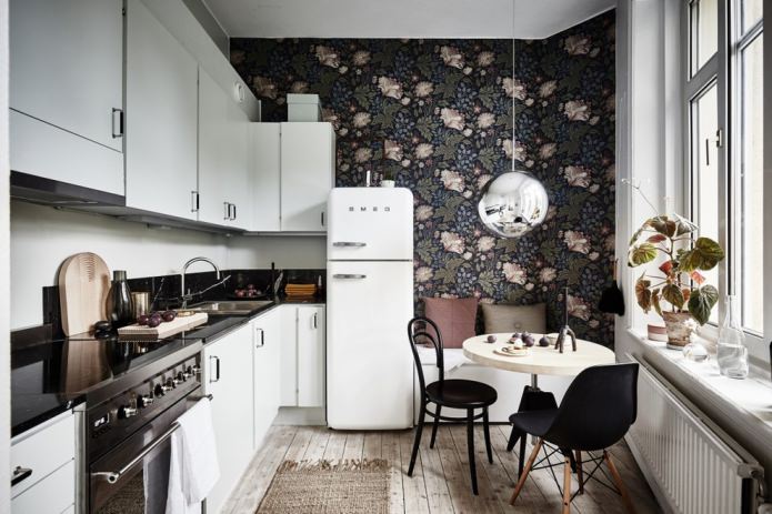 papier peint foncé avec un grand motif floral dans la cuisine