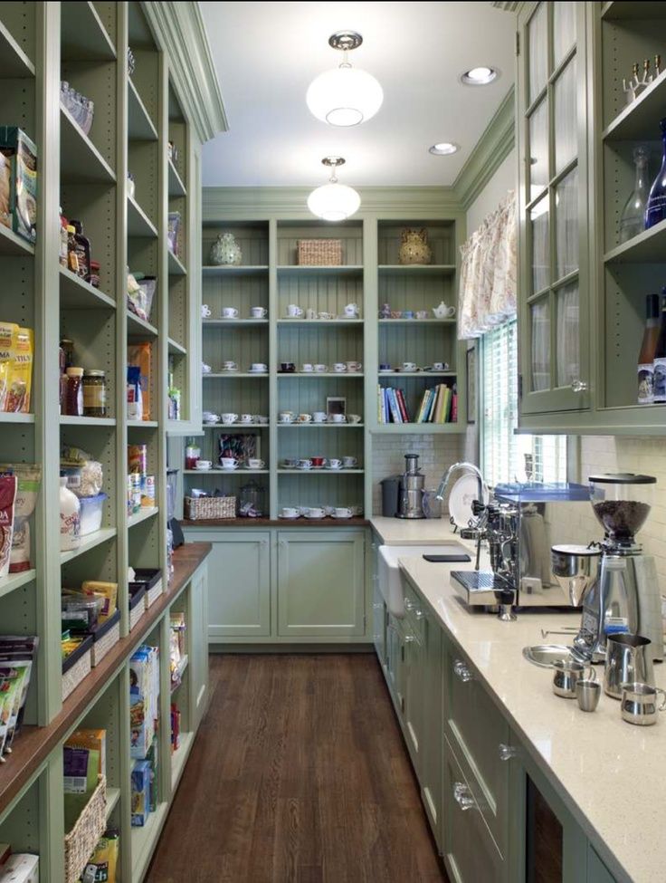 La couleur gris-bleu équilibre bien l'impression d'abondance d'ustensiles de cuisine dans les armoires.