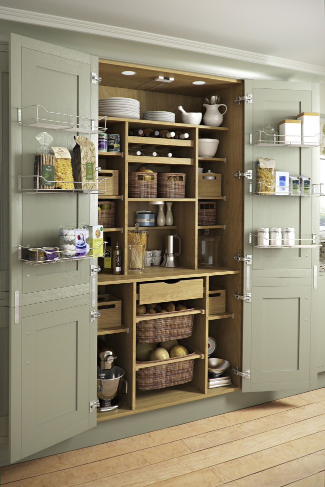 Placez tout ce dont vous avez besoin dans la cuisine dans un placard avec toutes sortes d'étagères, de tiroirs, de filets. 