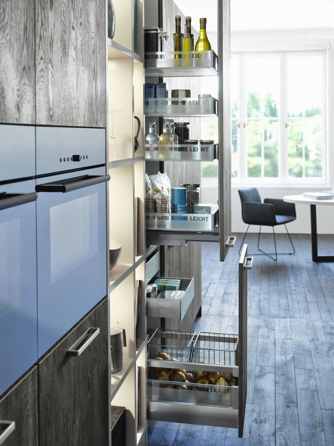 Les tiroirs, placés verticalement sur toute la hauteur de la cuisine, offrent un maximum de confort d'utilisation
